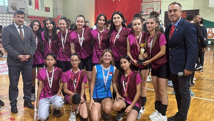 İSKENDERUN’DA CUMHURİYET BAYRAMI SPORCULARI ÖDÜLLENDİRİLDİ