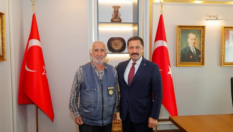 VALİ MASATLI ŞEHİT BABASINI MAKAMINDA AĞIRLADI
