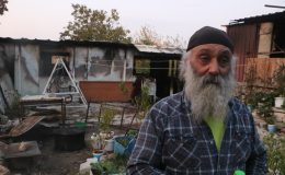 KONTEYNERLERİ YANAN DEPREMZEDE VATANDAŞ GÖZYAŞLARINA HAKİM OLAMADI   