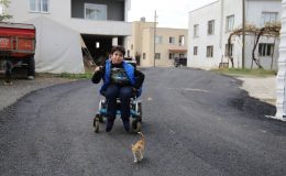 OKULA TEK BAŞINA GİTMEK İSTEYEN ENGELLİ ÇOCUK İÇİN OKUL YOLU ASFALTLANDI  