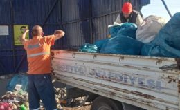 VADİYE ATILAN ÇÖPLER ZOR ŞARTLARDA TOPLANDI 