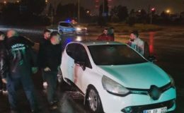 GÖLE DÖNEN ALT GEÇİTTE ARAÇLAR MAHSUR KALDI  