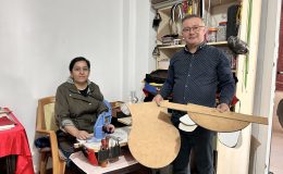 EVİNİN ODASINDA DİKTİĞİ EYERLERİ 81 İLE SATIYOR  