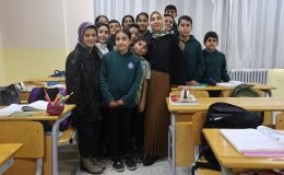 DEPREMDE AİLESİNİ KAYBEDEN ZEYNEP ÖĞRETMEN ÖĞRENCİLERİYLE HAYATA TUTUNDU