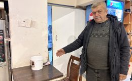 ‘DIŞARISI ÇOK SOĞUK, İÇERİ GEÇEBİLİR MİYİM’ DİYEN KADIN, ESNAFIN TELEFONUNU ÇALDI 