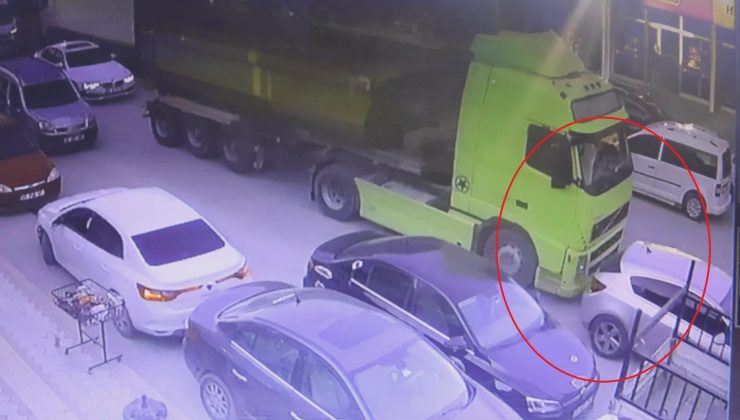 KAMYONUNUN OTOMOBİLİ METRELERCE SÜRÜKLEDİĞİ ANLAR KAMERAYA YANSIDI