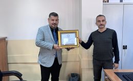 AK PARTİ DEFNE İLÇE BAŞKANI KENAN TÜRKMEN MAZBATASINI ALDI