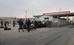 REJİMİN DEVRİLDİĞİNİ DUYAN SURİYELİLER ÜLKELERİNE DÖNMEK İÇİN CİLVEGÖZÜ’NE AKIN ETTİLER  