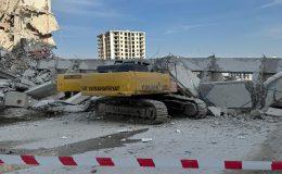 11 KATLI BİNANIN YIKIMINDA İŞ MAKİNESİ OPERATÖRÜ YARALANDI  