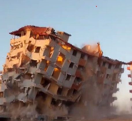 8 KATLI BİNANIN YIKIM ANI KAMERADA  