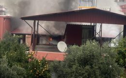 HATAY’DA ALEVLERE TESLİM OLAN EV KULLANILMAZ HALE GELDİ  