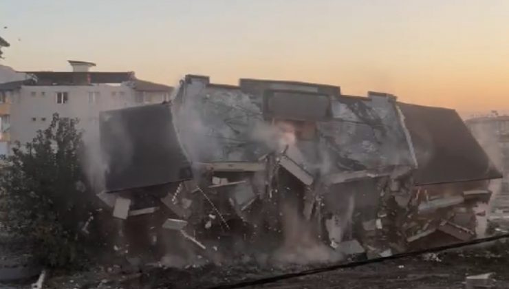 HATAY’DA 5 KATLI BİNANIN KONTROLLÜ YIKIMI KAMERAYA YANSIDI