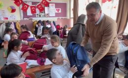 ÖĞRENCİLERDEN YENİ YIL KARTI ALAN BAŞKANDAN MİNİKLERE YÜREK ISITAN ZİYARET 