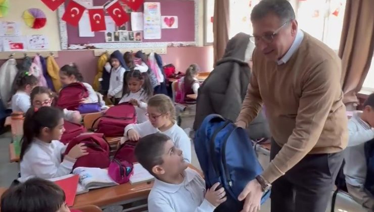 ÖĞRENCİLERDEN YENİ YIL KARTI ALAN BAŞKANDAN MİNİKLERE YÜREK ISITAN ZİYARET 