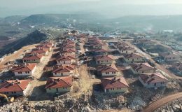 ALTINÖZÜ’NDE KIRSAL AFET KONUTLARI YÜKSELMEYE DEVAM EDİYOR  