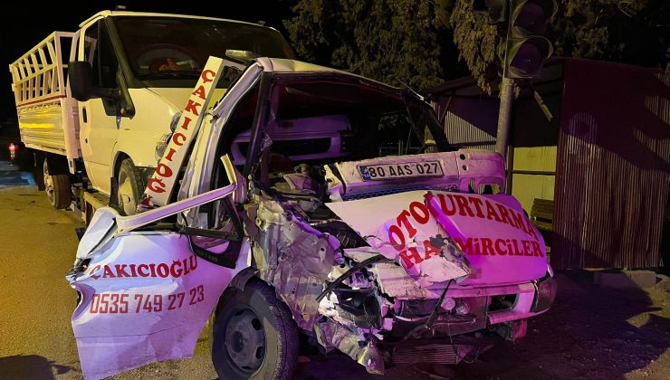 HATAY’DA HAFRİYAT KAMYONU İLE ÇEKİCİ ÇARPIŞTI: 2 YARALI  