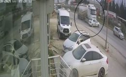 BETON MİKSERİ OTOMOBİLİ METRELERCE SÜRÜKLEDİ  