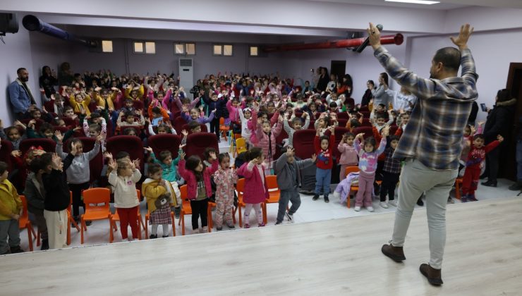 HBB TİYATROYLA TANIŞMAYAN ÇOCUK BIRAKMIYOR