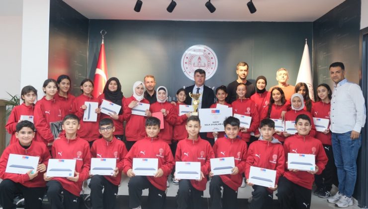 ŞAMPİYONLARDAN İL MÜDÜRÜ TÜYSÜZ’E ZİYARET