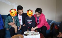 KAYMAKAM SERT DEPREMZEDE YETİM ÇOCUĞUN DOĞUM GÜNÜNÜ KUTLADI