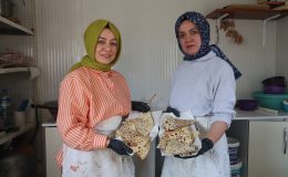 DEPREMZEDE KIZ KARDEŞLER, ÇADIRDA GÖZLEME YAPIP SATARAK HAYAT MÜCADELESİNİ SÜRDÜRÜYOR