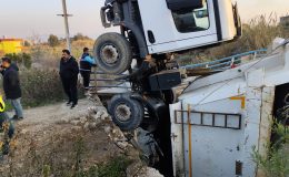 HAFRİYAT KAMYONU GEÇTİĞİ ESNADA KÖPRÜ ÇÖKTÜ  