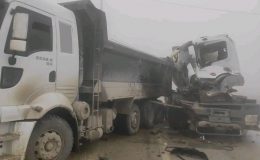 HAFRİYAT KAMYONU İLE BETON MİKSERİ ÇARPIŞTI: 2 YARALI  