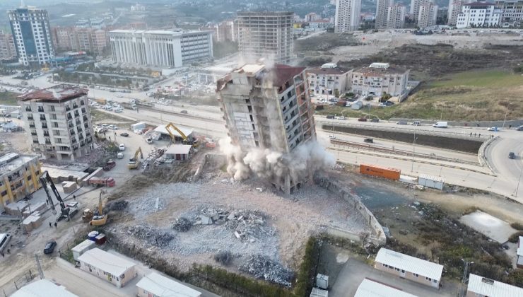 DEPREM ETKİSİ YAŞATAN 14 KATLI BİNANIN YERLE BİR OLDUĞU ANLAR HAVADAN GÖRÜNTÜLENDİ