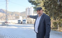 MİKSERLERDEN YOLA DÖKÜLEN BETON MUHTARI KIZDIRDI  