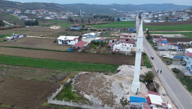 DEPREMİN YIKTIĞI MAHALLEDE CAMİLER MİNARESİZ, MİNARELER CAMİSİZ KALDI   