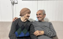 ENKAZDAN ÇIKARAK BİRLİKTE YAŞAMA TUTUNAN 71 YILLIK EVLİ ÇİFT MUTLULUĞUN SIRRINI ANLATTI  