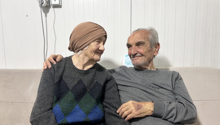 ENKAZDAN ÇIKARAK BİRLİKTE YAŞAMA TUTUNAN 71 YILLIK EVLİ ÇİFT MUTLULUĞUN SIRRINI ANLATTI  
