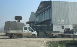 İSTİNAT DUVARINA ÇARPIP DEREYE DÜŞEN KAMYONETİN DÜŞME ANI KAMERALARDA 