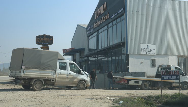 İSTİNAT DUVARINA ÇARPIP DEREYE DÜŞEN KAMYONETİN DÜŞME ANI KAMERALARDA 