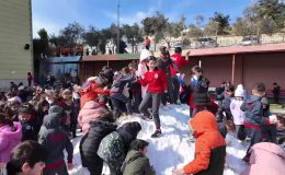 KAMYONLA OKUL BAHÇESİNE TAŞINAN KAR, ÖĞRENCİLERİN NEŞE KAYNAĞI OLDU   