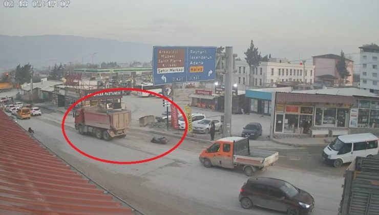 KAMYONUN ALTINDA KALAN MOTOSİKLETLİ EZİLEREK CAN VERDİ O ANLAR KAMERADA   