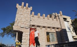 ŞEHRİN TARİHİ KÜLTÜRÜNÜ YANSITMAK İÇİN İŞ YERİNİ KALE GİBİ YAPTI   