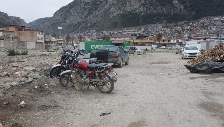 BİRİ GÖZCÜLÜK YAPTI, DİĞERİ MOTORU ÇALDI: O ANLAR KAMERADA  