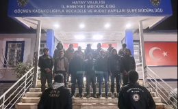 HATAY’DA DURDURULAN ARAÇTA 14 KAÇAK GÖÇMEN YAKALANDI
