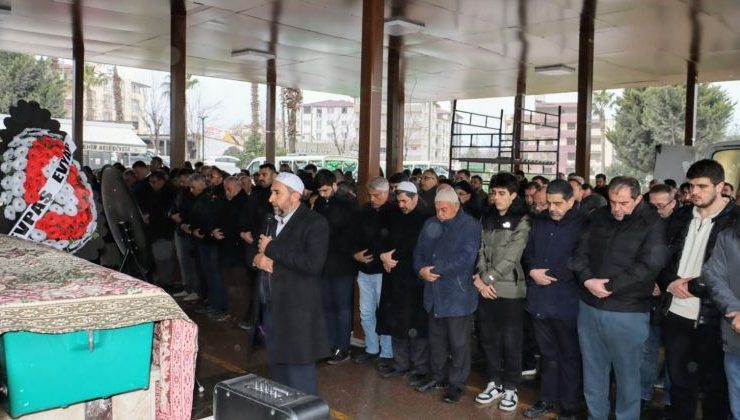ÖKSÜZ AİLESİNİN BÜYÜĞÜ NİMET ÖKSÜZ DUALARLA DEFNEDİLDİ