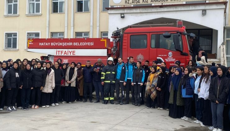 HATAY’DA LİSE ÖĞRENCİLERİNE YANGIN TATBİKATI GERÇEKLEŞTİRİLDİ 