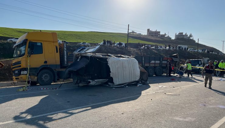 HATAY’DA YOLCU SERVİSİ TIR’A ÇARPTI: 6 ÖLÜ, 8 YARALI