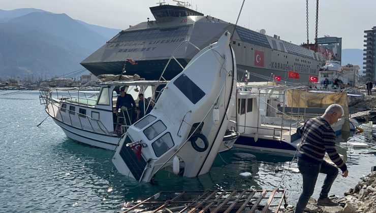 KUVVETLİ FIRTINAYLA ALABORA OLAN TEKNE VİNÇLE KURTARILDI 
