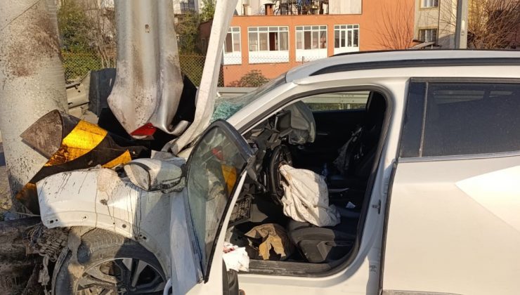 AYDINLATMA DİREĞİNE ÇARPAN SUV HURDAYA DÖNDÜ: 2 YARALI   