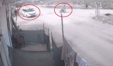MOTOSİKLETİN HAFİF TİCARİ ARACA OK GİBİ SAPLANDIĞI KAZA KAMERADA   