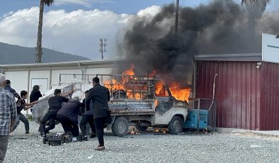 EKMEK TEKNESİ YANMASIN DİYE ALEVLERLE MÜCADELE ETMEYE ÇALIŞTI   