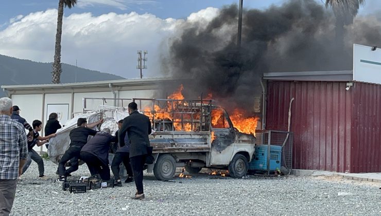 EKMEK TEKNESİ YANMASIN DİYE ALEVLERLE MÜCADELE ETMEYE ÇALIŞTI   