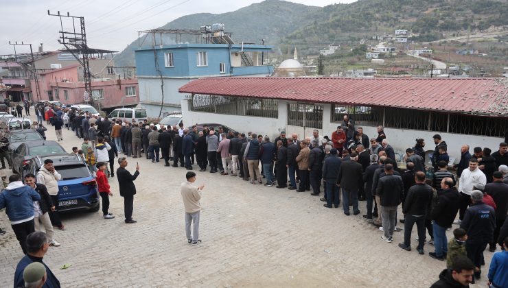 GELENEKSEL BAYRAMLAŞMADA METRELERCE KUYRUK OLUŞTU   