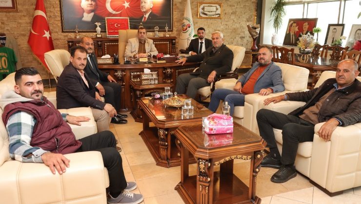 BAŞKAN YUMUŞAK ÇİÇEĞİ BURNUNDA MUHTARI AĞIRLADI