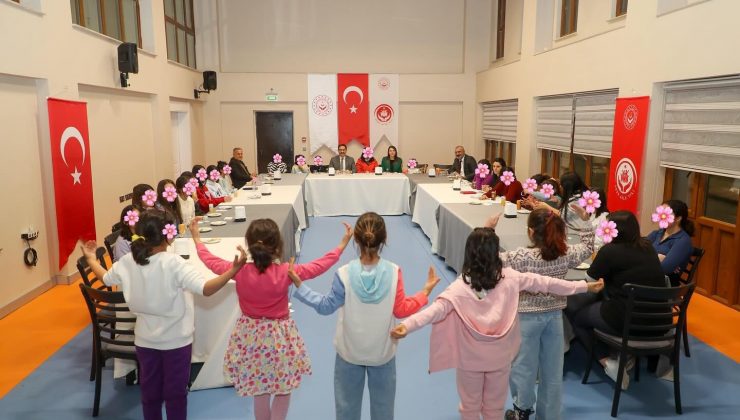 VALİ MASATLI YETİM ÇOCUKLARLA BULUŞTU